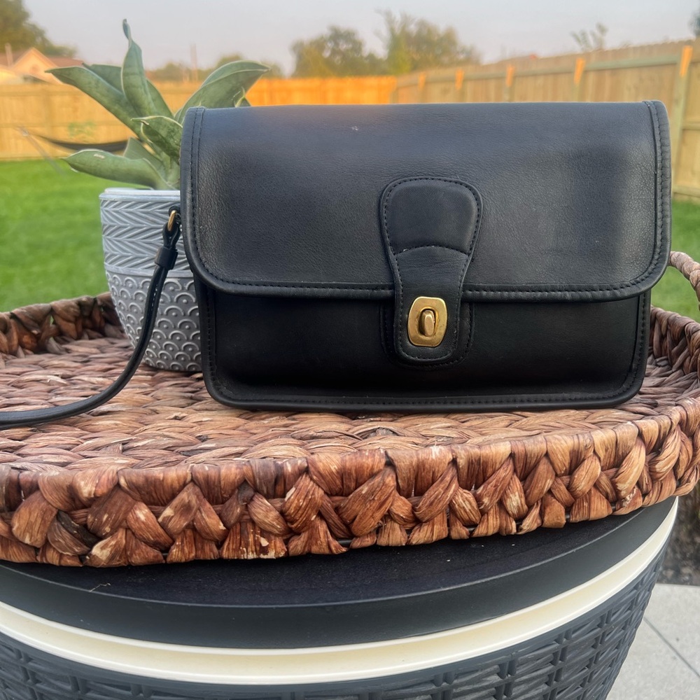 AUTH Vintage 1997 Coach Black Turn Lock Clutch 9832